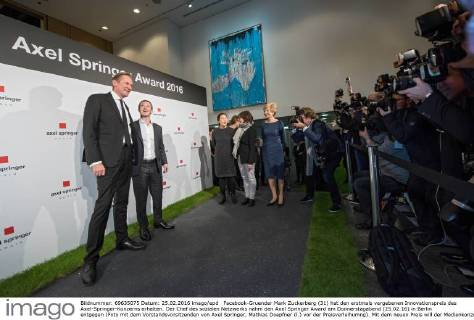 Facebook-Gruender Mark Zuckerberg (31) hat den erstmals vergebenen Innovationspreis des Axel-Springer-Konzerns erhalten. Der Chef des sozialen Netzwerks nahm den Axel Springer Award am Donnerstagabend (25.02.16) in Berlin entgegen (Foto mit dem Vorstandsvorsitzenden von Axel Springer, Mathias Doepfner (l.) vor der Preisverleihumng). Mit dem neuen Preis will der Medienkonzern nach eigenen Angaben jaehrlich herausragende Unternehmerpersönlichkeiten aus dem In- und Ausland auszeichnen, die in besonderer Weise innovativ sind, Maerkte schaffen und veraendern, die Kultur praegen und sich gleichzeitig ihrer gesellschaftlichen Verantwortung stellen . (Siehe epd-Meldung vom 25.02.16) Facebook-Chef Zuckerberg mit Axel Springer Award ausgezeichnet Copyright: epd-bild ChristianxDitsch EDITORIAL USE ONLY
