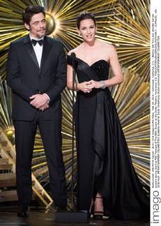 Feb 28, 2016 - Hollywood, California, U.S. - Benicio Del Toro and Jennifer Garner present during the live ABC Telecast of The 88th Oscars at the Dolby Theatre. Hollywood U.S. - ZUMAz03_