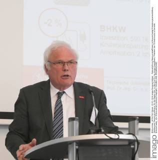 Preisverleihung Ressourceneffizienz in Braunschweig Prämierungsveranstaltung Wettbewerb Ressourceneffizienz für die Region hier im Bild Prof Dr Ing Jürgen hesselbach, Präsident der TU technische Universität Braunschweig