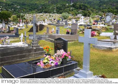 landestypische Graeber auf dem Friedhof der Hauptstadt Victoria, Seychellen, Mahe gaves at the graveyard of the mein town Victoria, Seychelles, Mahe BLWS419467 Copyright: xblickwinkel McPHOTO I.xSchulzx