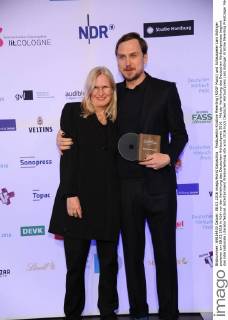Produzentin Kristine Meierling (ROOF Music) und Schauspeler Lars Eidinger posieren am 08.03.2016 in Köln vor der Verleihung des Deutschen Hörbuchpreis 2016 . Mit der Verleihung des Deutschen Hörbuchpreises beginnt das internationale Literaturfestival.