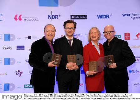 Die drei ??? Schauspieler Jens Wawrczeck, Andreas Fröhlich, Oliver Rohrbeck und Produzentin Heikedine Körting posieren am 08.03.2016 in Köln vor der Verleihung des Deutschen Hörbuchpreis 2016 . Mit der Verleihung des Deutschen Hörbuchpreises beginnt das internationale Literaturfestival.