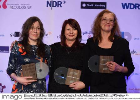 Dörte Bruotte, Hörbuch Hamburg HHV GmbH, l-r, WDR Redakteurin Ulla Illerhaus, und Regisseurin Petra Feldhoff posieren am 08.03.2016 in Köln vor der Verleihung des Deutschen Hörbuchpreis 2016 . Mit der Verleihung des Deutschen Hörbuchpreises beginnt das internationale Literaturfestival.