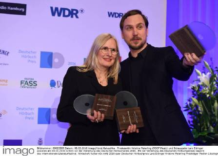 Produzentin Kristine Meierling (ROOF Music) und Schauspeler Lars Eidinger posieren am 08.03.2016 in Köln vor der Verleihung des Deutschen Hörbuchpreis 2016 . Mit der Verleihung des Deutschen Hörbuchpreises beginnt das internationale Literaturfestival.