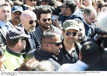 Anil Kapoor and Hrithik Roshan during the Bollywood flashmob in Madrid, March 13, 2016.  (20160313002)