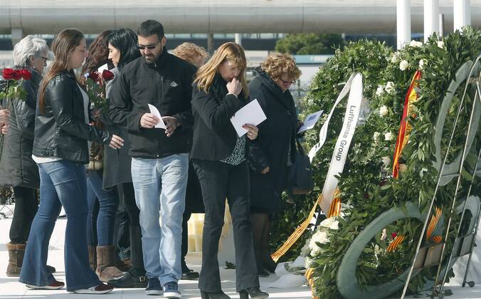 Relatives take part in a floral tribute for the victims of the Germanwings Flight 4U 9525 air crash at El Prat airport in Barcelona on the eve of the first anniversary of the tragedy, in Barcelona, northeastern Spain, 23 March 2016. Germanwings flight 4U 9525, carrying 144 passengers and six crew members from Barcelona, Spain, to Duesseldorf, Germany, crashed on 24 March 2015 in the French Alps when the co-pilot of the flight deliberately brought down the Airbus A320. Germanwings plane crash first anniversary !ACHTUNG: NUR REDAKTIONELLE NUTZUNG!  GRA204 20160323-635943400916060590