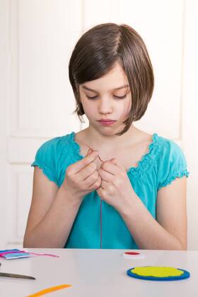 Girl embroidering, felt, decoration model released Symbolfoto  LVF004629