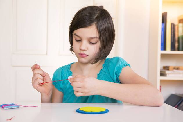 Girl embroidering, felt, decoration model released Symbolfoto  LVF004630