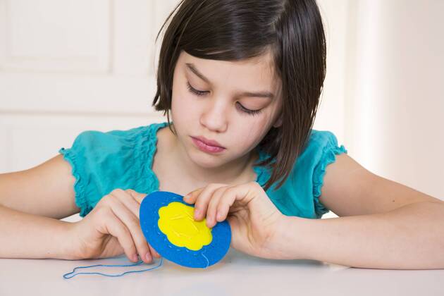 Girl embroidering, felt, decoration model released Symbolfoto  LVF004635