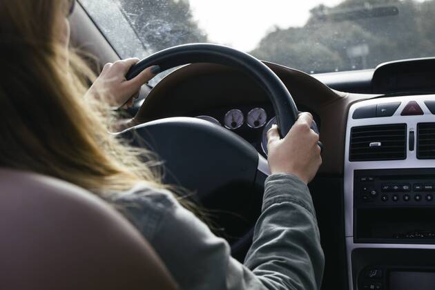 Young woman driving car model released Symbolfoto ABZF000217