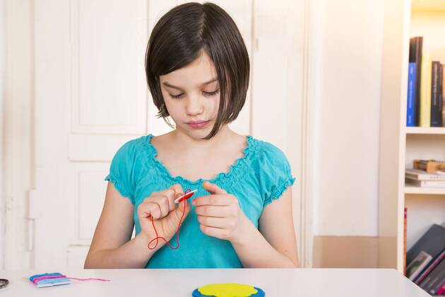 Girl embroidering, felt, decoration model released Symbolfoto  LVF004631