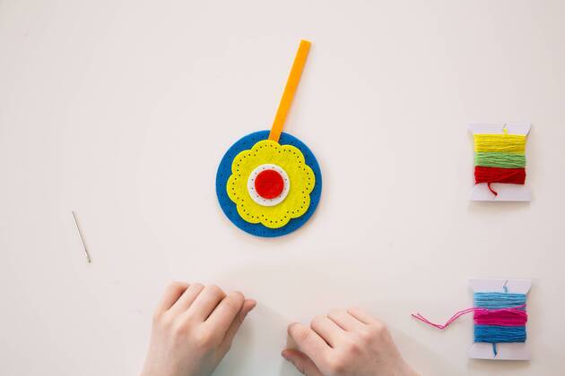Girl embroidering, felt, decoration model released Symbolfoto  LVF004628