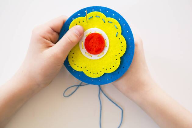 Girl embroidering, felt, decoration model released Symbolfoto  LVF004634