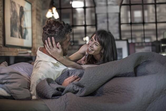 Happy affectionate couple in bed model released Symbolfoto property released  ZEF008417