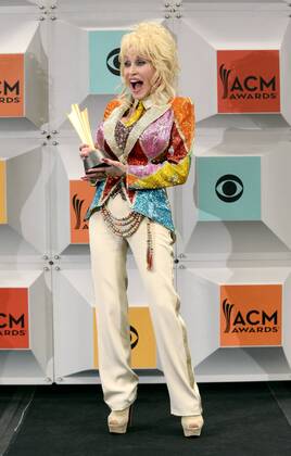 Country Music Awards in Las Vegas - Dolly Parton freut sich über den Tex Ritter Award Dolly Parton holds her Tex Ritter award backstage at the 51st annual Academy of Country Music Awards held at the MGM Grand Arena in Las Vegas, Nevada on April 3, 2016.  LAV20160403355 JIMxRUYMEN