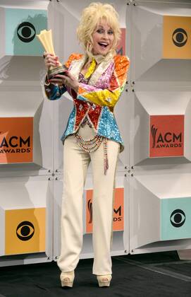 Themen der Woche Bilder des Tages Country Music Awards in Las Vegas - Dolly Parton freut sich über den Tex Ritter Award Dolly Parton holds her Tex Ritter award backstage at the 51st annual Academy of Country Music Awards held at the MGM Grand Arena in Las Vegas, Nevada on April 3, 2016.  LAV20160403364 JIMxRUYMEN