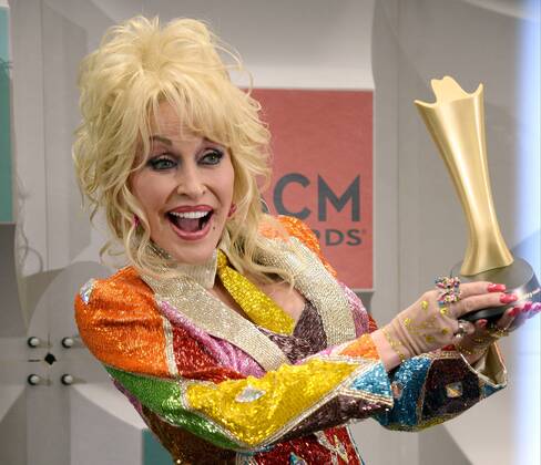 Country Music Awards in Las Vegas - Dolly Parton freut sich über den Tex Ritter Award Dolly Parton holds her Tex Ritter award backstage at the 51st annual Academy of Country Music Awards held at the MGM Grand Arena in Las Vegas, Nevada on April 3, 2016.  LAV20160403363 JIMxRUYMEN