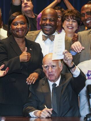 (160404) -- LOS ANGELES, April 4, 2016 -- California Governor Jerry Brown signs landmark legislation SB 3 into law in Los Angeles, California, the United States, on April 4, 2016. Lawmakers in California on Thursday approved of raising minimum wage to 15 dollars an hour by 2022, making the state the first to mandate such a pay hike. ) U.S.-CALIFORNIA-LOS ANGELES-MINIMUM WAGE-LEGISLATION ZhaoxHanrong