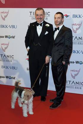 Henry de Winter mit Begleitung - Victress Awards Gala 2016 in Berlin am 04.04.2016. Victress Awards Gala 2016