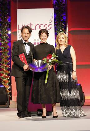 Falk-Willy Wild, Maxie Matthiesen (Preistraegerin VICTRESS Vital Award; Gruenderin Ruby Cup), Andrea Galle (Vorstaendin BKK-VBU) bei der Verleihung VICTRESS Award 2016 im Hotel Titanic Chausseestr. Berlin.