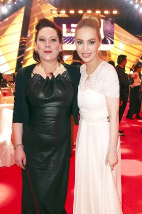 AnNa R. und Alexa Feser bei der Verleihung des PRG Live Entertainment Award 2016 in der Festhalle Frankfurt. Frankfurt am Main, 04.04.2016 Foto:xS.xGabschx xFuturexImage