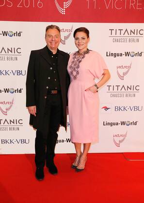r-l_ Preistraegerin Ann-Kathrin Carstensen (Schmuckdesign RITA in Palma), Begleitung Christian Zoch bei der Verleihung victress award 2016 im Hotel Titanic Chausseestr. Berlin.