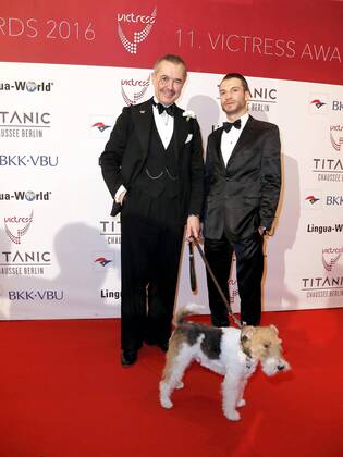Henry de Winter mit Bobby und Ali Erdogan bei der Verleihung VICTRESS Award 2016 im Hotel Titanic Chausseestr. Berlin.