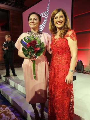 Preistraegerin Ann-Kathrin Carstensen, Nelly Kostadinova bei der Verleihung VICTRESS Award 2016 im Hotel Titanic Chausseestr. Berlin.