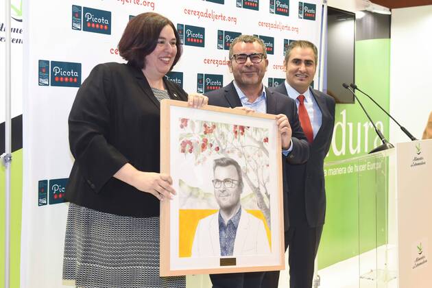 Jorge Javier Vazquez erhält den Picota del Jerte Preis in Madrid Jorge Javier Vazquez recibe el Premio Picota del Jerte en Madrid. 588 Diego Puerta Cordon Press Jorge Javier Vazquez receives the Picota del Jerte awards in Madrid. Cordon Press  DiegoxPuerta