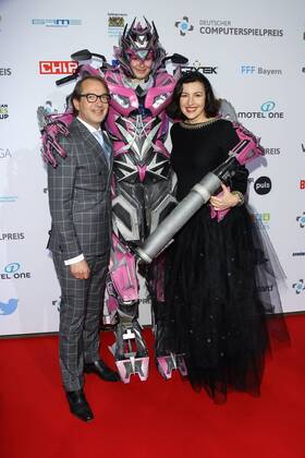 Alexander Dobrindt, Dorothee Baer, Verleihung des Deutschen Computerspielpreis 2016 in der BMW Welt in Muenchen am 07.04.2016