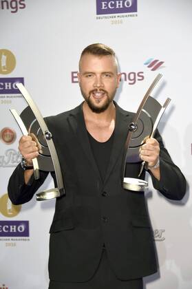 Kollegah mit den Echos für den besten Künstler Hip Hop Urban und bester interaktiver Act bei der 25. Verleihung des Echo 2016 in der Messe Berlin. Berlin, 07.04.2016 Foto:xFredericx xFuturexImage