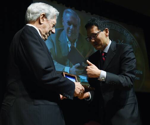 Peruvian Literature Nobel Prize Mario Vargas Llosa (L) receives the Living Legend award from David S. Mao (R), librarian at the US Congress Library in Washington, DC, United States. THE LIBRARY OF THE US CONGRESS GRANTS VARGAS LLOSA THE LIVING LENEGD AWARD !ACHTUNG: NUR REDAKTIONELLE NUTZUNG!  WAS001 20160412-635960231599451263
