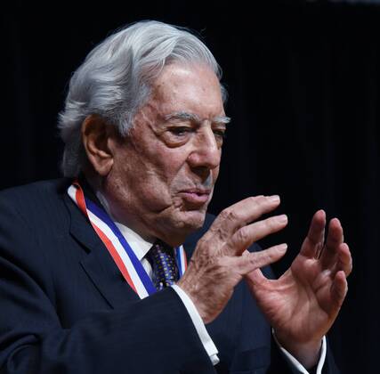 Peruvian Literature Nobel Prize Mario Vargas Llosa (L) talks about his life and work after receiving the Living Legend award at the US Congress Library in Washington, DC, United States. THE LIBRARY OF THE US CONGRESS GRANTS VARGAS LLOSA THE LIVING LENEGD AWARD !ACHTUNG: NUR REDAKTIONELLE NUTZUNG!  WAS006 20160412-635960243436508641