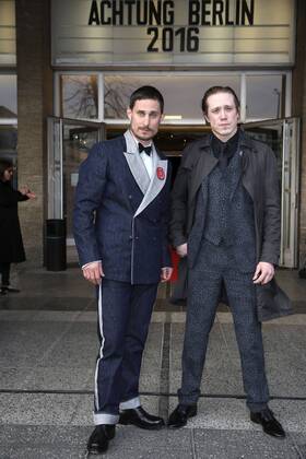 Clemens Schick und Timo Jacobs bei der Eröffnung des Filmfestivals achtung berlin - new berlin film award mit dem Film Mann im Spagat: Pace, Cowboy, Pace im Kino International. Berlin, 13.04.2016 Foto:xS.xGabschx xFuturexImage