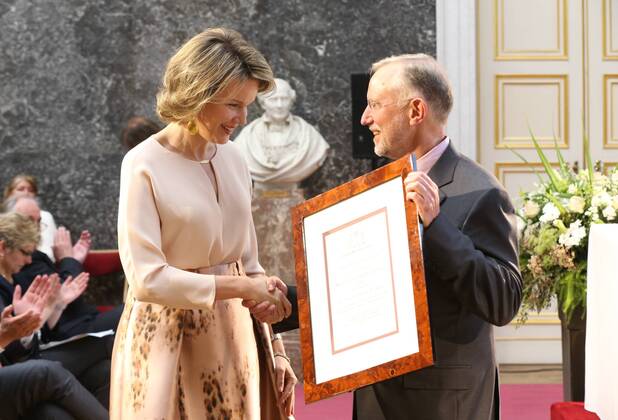 Belgien: Königin Mathilde besucht Preisverleihung in Brüssel Queen Mathilde of Belgium and Professor Charles M.Rice pose for the photographer during the Baillet Latour Health Prize 2016 ceremony in attendance of the Queen, on Thursday 14 April 2016, at the Palace of Academia in Brussels.  VIRGINIExLEFOUR 04832212