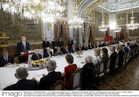 Spanisches Königspaar während Verleihung des Cervantes Preises in Madrid Spain s King Felipe VI (2L) delivers his speech before a luncheon offered by the Spanish royal couple in honour of Mexican writer and 2015 Cervantes Prize laureate, Fernando del Paso, at the Royal Palace in Madrid, Spain, 22 April 2016. Del Paso will receive the Cervantes Award the upcoming 23 April 2016. The prize, worth 125,000 euros, is the most important award of Hispanic literature. POOL FERNANDO DEL PASO, CERVANTES AWARD 2015 !ACHTUNG: NUR REDAKTIONELLE NUTZUNG!  GRA311 20160422-635969369145362618