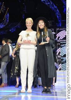 Cordula Stratmann und Namika 19. Radio Regenbogen Award Party Verleihung Ehrung Preis Europa-Park Rust Freizeitpark Rust 22. April 2016