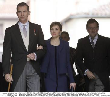 Spanisches Königspaar während der Verleihung des Premio Cervantes Spain s King Felipe VI (L), Queen Letizia, and Spanish acting Prime Minister, Mariano Rajoy (R), arrive at the Miguel de Cervantes 2015 award ceremony at Alcala de Henares University, outskirts of Madrid, Spain, 23 April 2016. Mexican writer Fernando del Paso has received this year s award. Cervantes Prize is annually awarded to honour the lifetime achievement of an outstanding writer in the Spanish language. SPANISH ROYAL COUPLE CHAIRS CERVANTES 2015 AWARD CEREMONY !ACHTUNG: NUR REDAKTIONELLE NUTZUNG!  GRA050 20160423-635970135214609912