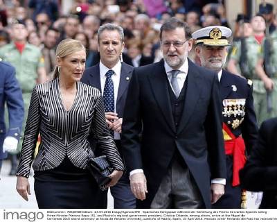 Spanisches Königspaar während der Verleihung des Premio Cervantes Spanish acting Prime Minister Mariano Rajoy (R), and Madrid s regional government president, Cristina Cifuente, among others, arrive at the Miguel de Cervantes 2015 award ceremony at Alcala de Henares University, outskirts of Madrid, Spain, 23 April 2016. Mexican writer Fernando del Paso has received this year s award. Cervantes Prize is annually awarded to honour the lifetime achievement of an outstanding writer in the Spanish language. SPANISH ROYAL COUPLE CHAIRS CERVANTES 2015 AWARD CEREMONY !ACHTUNG: NUR REDAKTIONELLE NUTZUNG!  GRA050 20160423-635970141396395173