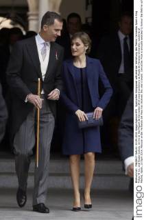 Spanisches Königspaar während der Verleihung des Premio Cervantes Spain s King Felipe VI (L), and Queen Letizia, arrive at the Miguel de Cervantes 2015 award ceremony at Alcala de Henares University, outskirts of Madrid, Spain, 23 April 2016. Mexican writer Fernando del Paso has received this year s award. Cervantes Prize is annually awarded to honour the lifetime achievement of an outstanding writer in the Spanish language. SPANISH ROYAL COUPLE CHAIRS CERVANTES 2015 AWARD CEREMONY !ACHTUNG: NUR REDAKTIONELLE NUTZUNG!  GRA050 20160423-635970149634755173