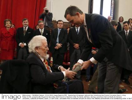 Spanisches Königspaar während der Verleihung des Premio Cervantes Spain s King Felipe VI (R), presents the Miguel de Cervantes 2015 Award to Mexican writer Fernando del Paso, during a ceremony held at Alcala de Henares University, outskirts of Madrid, Spain, 23 April 2016. Cervantes Prize is awarded annually to honour the lifetime achievement of an outstanding writer in the Spanish language. POOL SPANISH ROYAL COUPLE CHAIRS CERVANTES 2015 AWARD CEREMONY !ACHTUNG: NUR REDAKTIONELLE NUTZUNG!  GRA050 20160423-635970159591923173
