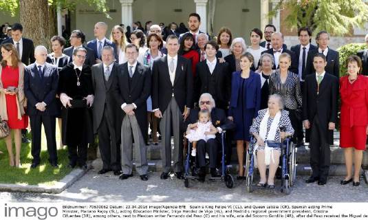 Spain s King Felipe VI (CL), and Queen Letizia (CR), Spanish acting Prime Minister, Mariano Rajoy (5L), acting Education Minister, Inigo Mendez de Vigo (4L), and Madrid s regional government president, Cristina Cifuentes (3R), among others, next to Mexican writer Fernando del Paso (C) and his wife, aria del Socorro Gordillo (4R), after del Paso received the Miguel de Cervantes 2015 Award during a ceremony held at Alcala de Henares University, outskirts of Madrid, Spain, 23 April 2016. Cervantes Prize is awarded annually to honour the lifetime achievement of an outstanding writer in the Spanish language. SPANISH ROYAL COUPLE CHAIRS CERVANTES 2015 AWARD CEREMONY !ACHTUNG: NUR REDAKTIONELLE NUTZUNG! GRA050 20160423-635970203826056059