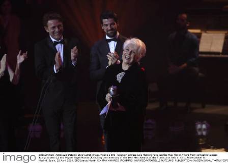 Spanish actress Lola Herrera receives the Max Honor Award from compatriot actors Juanjo Artero (L) and Miguel Angel Munoz (R) during the ceremony of the 19th Max Awards of the Scenic Arts held at Circo Price theater in Madrid, Spain, 25 April 2016. EFE Juanjo Martin XIX MAX AWARDS !ACHTUNG: NUR REDAKTIONELLE NUTZUNG!  ESP003 20160425-635972231051097624