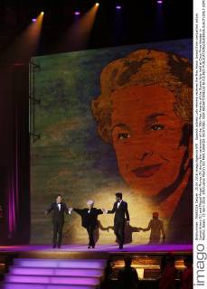 Spanish actress Lola Herrera receives the Max Honor Award from compatriot actors Juanjo Artero (L) and Miguel Angel Munoz (R) during the ceremony of the 19th Max Awards of the Scenic Arts held at Circo Price theater in Madrid, Spain, 25 April 2016. EFE Juanjo Martin XIX MAX AWARDS !ACHTUNG: NUR REDAKTIONELLE NUTZUNG!  ESP004 20160425-635972231065761624