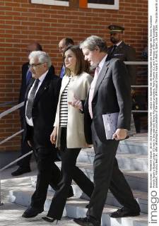 Letizia von Spanien bei der Bekanntgabe der Preisträger des Girona Foundation Awards Spain s Queen Letizia (C) next to Secretariado Gitano Foundation president, Pedro Puente (L), and Princess of Girona Foundation president, Francisco Belil (R), after attending the proclamation of the winner of Princess of Girona Award, in Madrid, Spain, 16 April 2016. The prize awards young scientists in recognition of outstanding research projects or works with a great potential. QUEEN LETIZIA ATTENDS PRINCESS OF GIRONA AWARD CEREMONY !ACHTUNG: NUR REDAKTIONELLE NUTZUNG!  GRA363 20160426-635972921955846830