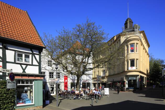 Menschen sitzen im Strassencafe in der Altstadt von Recklinghausen, Ruhrgebiet, Nordrhein-Westfalen D-Recklinghausen, Ruhrgebiet, Westfalen, Nordrhein-Westfalen, NRW, Altstadt, Muensterstrasse, Im Rom, Fachwerkhaus, Geschaeftshaus, Eckhaus, Menschen sitzen im Strassencafe, D-Recklinghausen, Ruhr area, Westphalia, North Rhine-Westphalia, NRW, historic downtown, Muensterstrasse, Im Rom, half-timbered house, business house, corner house, people sitting in a sidewalk cafe