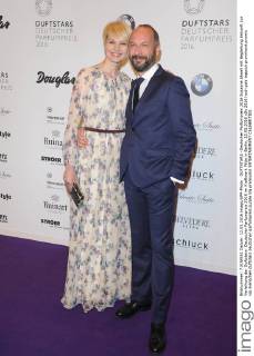 DUFTSTARS -Deutscher Parfumpreis 2016 Susanne Atwell mit Begleitung Ankunft zur Verleihung der Duftstars- Deutscher Parfumpreis 2016 im Kraftwerk Mitte in Berlin, 12.05.2016