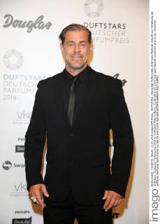 DUFTSTARS -Deutscher Parfumpreis 2016 Sven Martinek Ankunft zur Verleihung der Duftstars- Deutscher Parfumpreis 2016 im Kraftwerk Mitte in Berlin, 12.05.2016