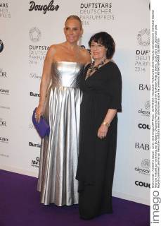 DUFTSTARS -Deutscher Parfumpreis 2016 Natascha Ochsenknecht mit Mutter Baerbel Wierichs Ankunft zur Verleihung der Duftstars- Deutscher Parfumpreis 2016 im Kraftwerk Mitte in Berlin, 12.05.2016