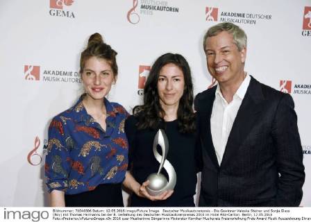Deutscher Musikautorenpreis - Die Gewinner Valeska Steiner und Sonja Glass (Boy) mit Thomas Hermanns bei der 8. Verleihung des Deutschen Musikautorenpreises 2016 im Hotel Ritz-Carlton. Berlin, 12.05.2016 Foto:xFredericx xFuturexImage